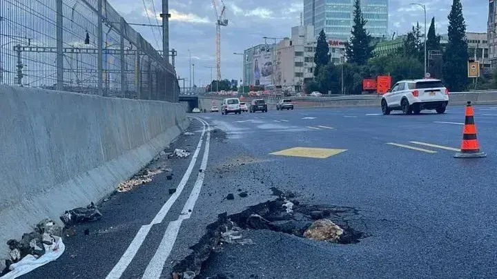 בולען נפער בנתיבי איילון בתל אביב. 25 בנובמבר 2022