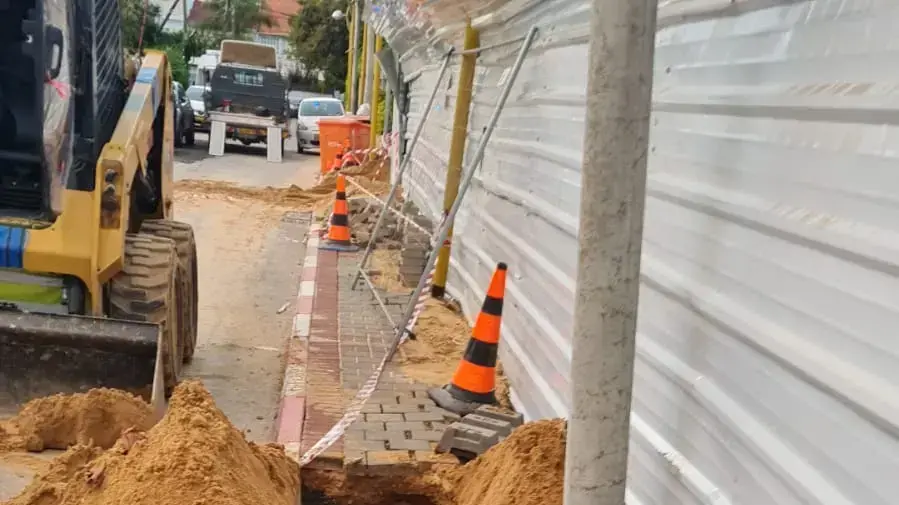 חלק מהמדרכה ברחוב יל"ג בחולון קרס בשל בעיה בביצוע של קבלן בנייה בשטח הצמוד, בו מתנהל פרויקט פינוי-בינוי, 27 בנובמבר 2022 חלק מהמדרכה ברחוב יל"ג בחולון קרס בשל בעיה בביצוע של קבלן בנייה בשטח הצמוד, בו מתנהל פרויקט פינוי-בינוי, 27 בנובמבר 2022