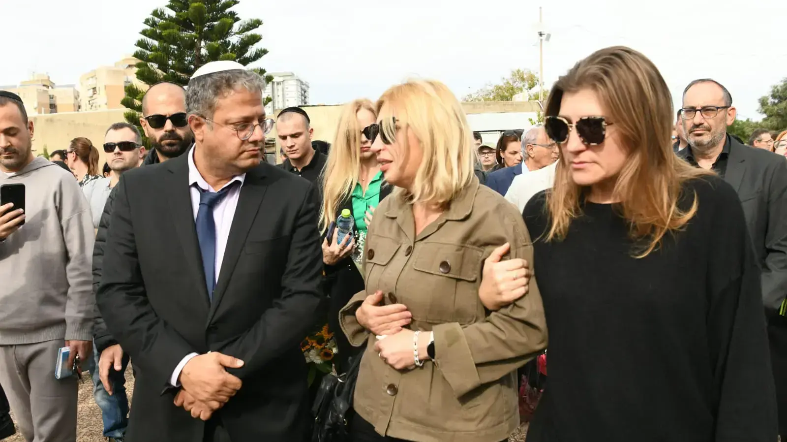 הלוויתו של יורי וולקוב. בית העלמין, חולון 27 בנובמבר 2022 הלוויתו של יורי וולקוב. בית העלמין, חולון 27 בנובמבר 2022