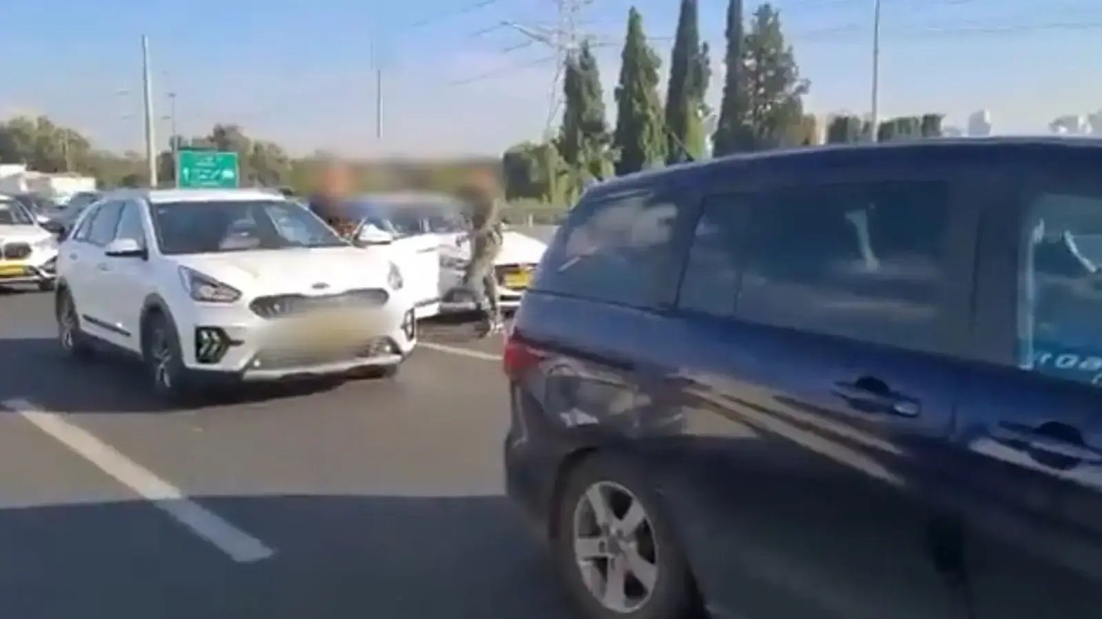 תיעוד מטריד מסעיר את הרשת: מאיים על נהג עם סכין - וחותך את הצמיגים של הרכב