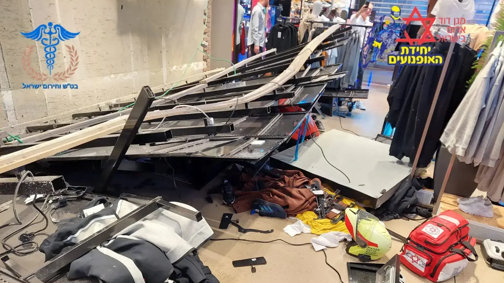 קיר קרס בחנות נעליים בקניון עזריאלי 27 בנובמבר 2022