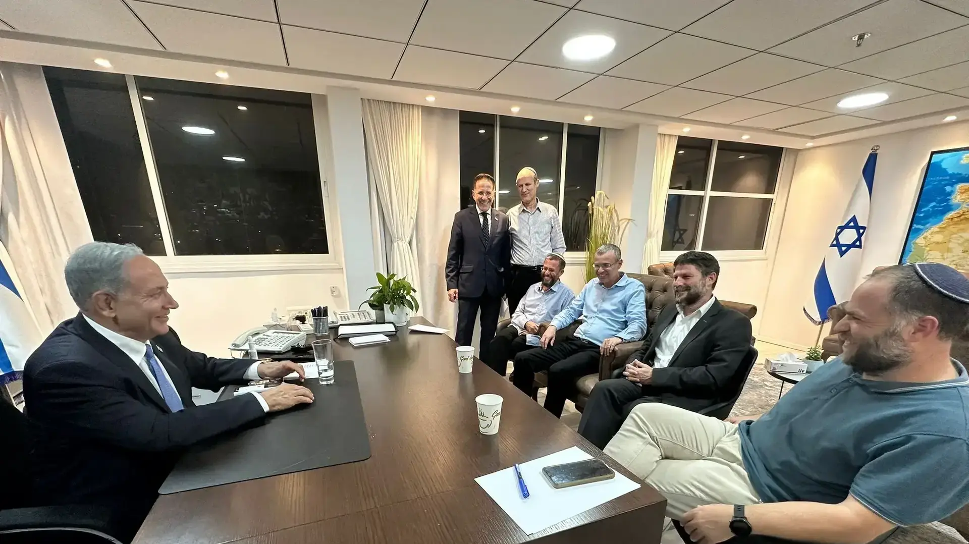 בצלאל סמוטריץ' ובנימין נתניהו בתום פגישתם, 28 בנובמבר 2022 בצלאל סמוטריץ' ובנימין נתניהו בתום פגישתם, 28 בנובמבר 2022