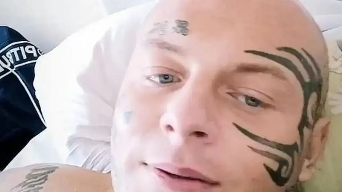 השרירן זיימון קומנדוס בבית החולים