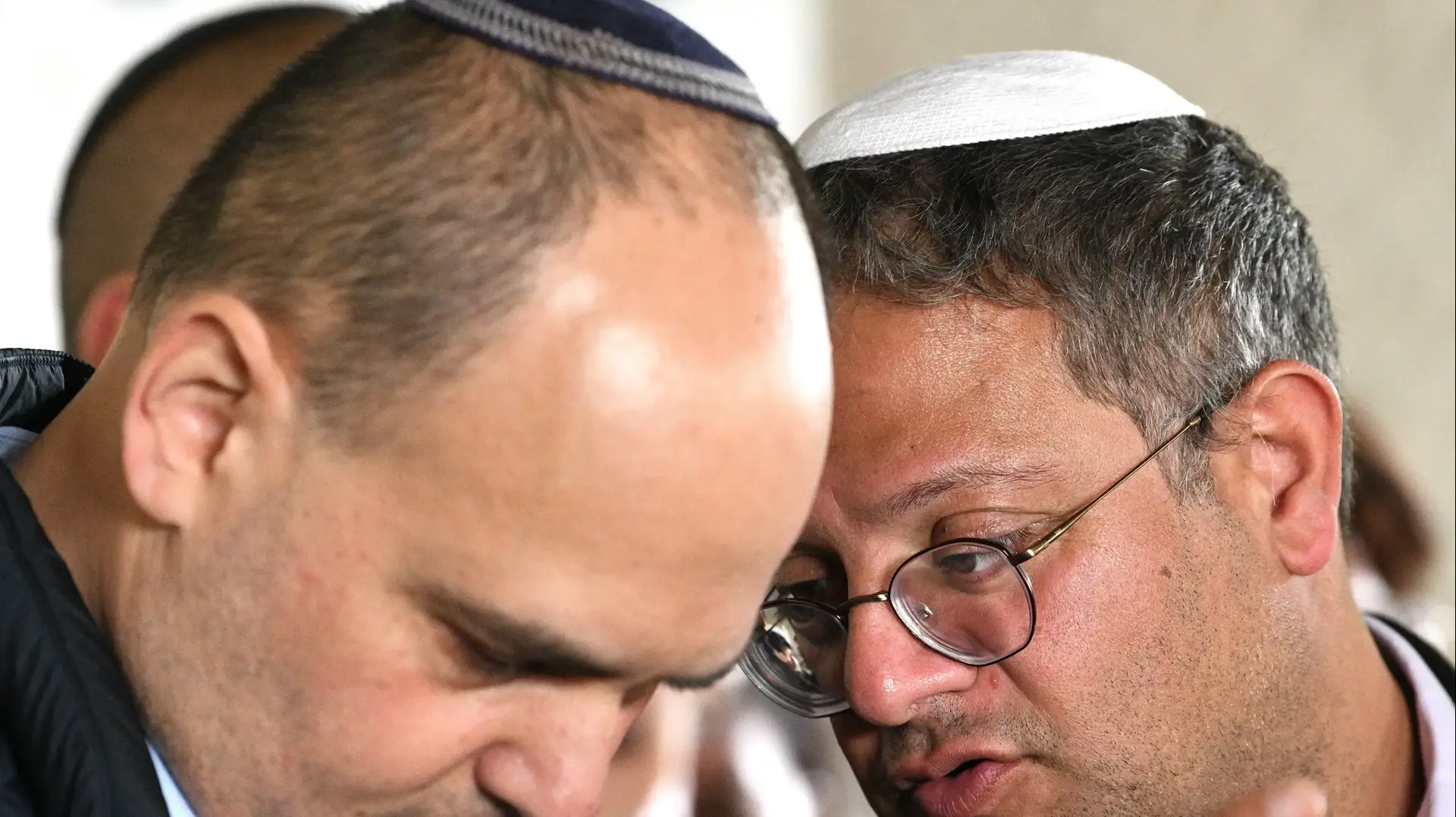 איתמר בן גביר וראש עיריית בת ים צביקה ברוט בהלווית יורי וולקוב, בית העלמין חולון, 28 בנובמבר 2022 איתמר בן גביר וראש עיריית בת ים צביקה ברוט בהלווית יורי וולקוב, בית העלמין חולון, 28 בנובמבר 2022