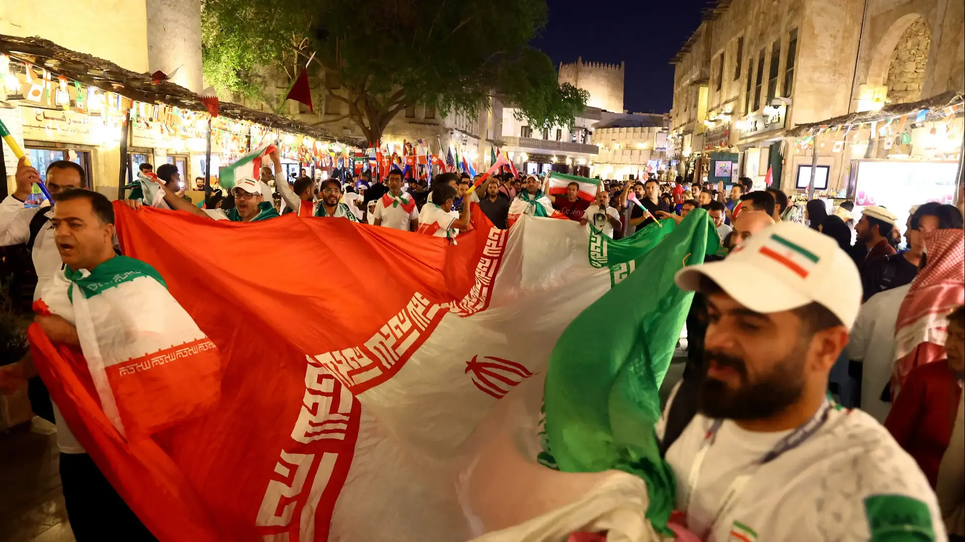 אוהדי נבחרת איראן חוגגים ברחובות קטאר 28 בנובמבר 2022 אוהדי נבחרת איראן חוגגים ברחובות קטאר 28 בנובמבר 2022