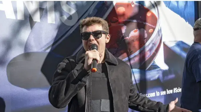 מכחיש השואה ניק פואנטס מכחיש השואה ניק פואנטס