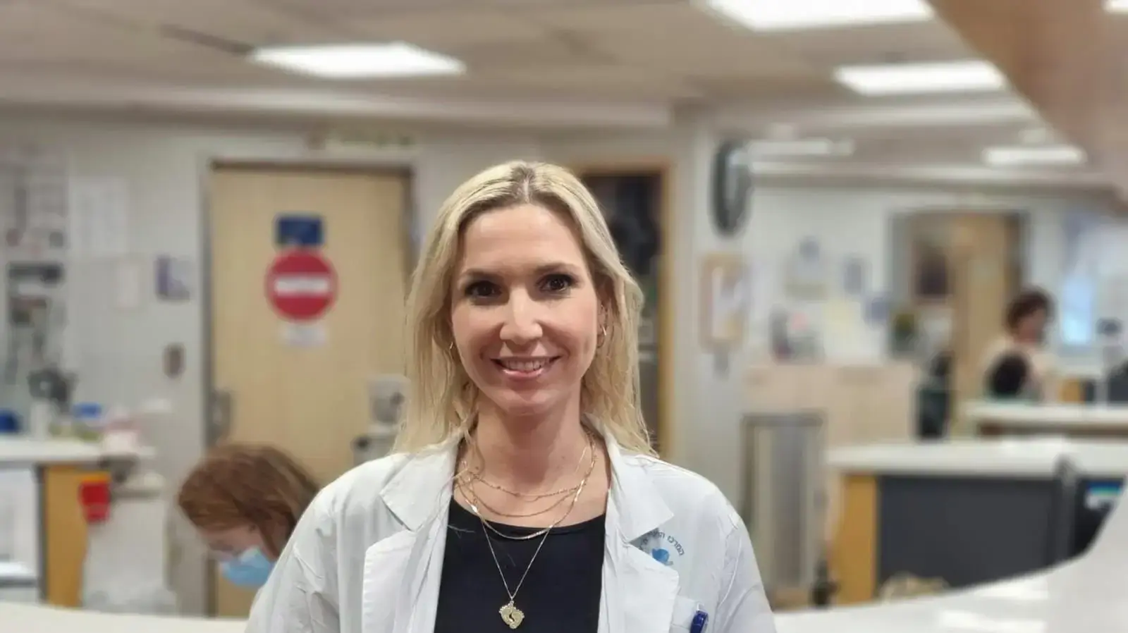 ד"ר שמרית ארבל, רופאה בכירה במחלקה לניתוחי פה ולסת בבית החולים איכילוב
ד"ר שמרית ארבל, רופאה בכירה במחלקה לניתוחי פה ולסת בבית החולים איכילוב