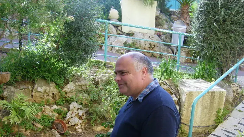 שלמה הרשקוביץ, השומר האהוב בכניסה לקאנטרי של דניה, שחי בגפו ומת לבד. נובמבר 2022 שלמה הרשקוביץ, השומר האהוב בכניסה לקאנטרי של דניה, שחי בגפו ומת לבד. נובמבר 2022