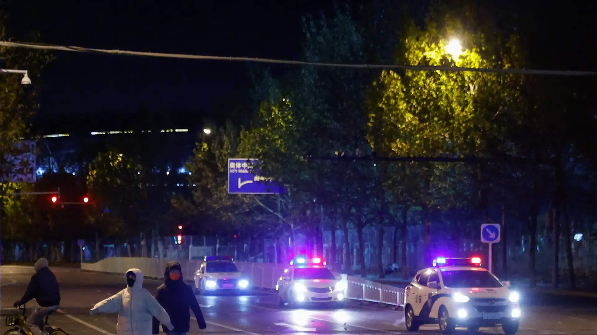 ניידות משטרה מונעות הפגנות נגד הקורונה בבייג'ינג ניידות משטרה מונעות הפגנות נגד הקורונה בבייג'ינג