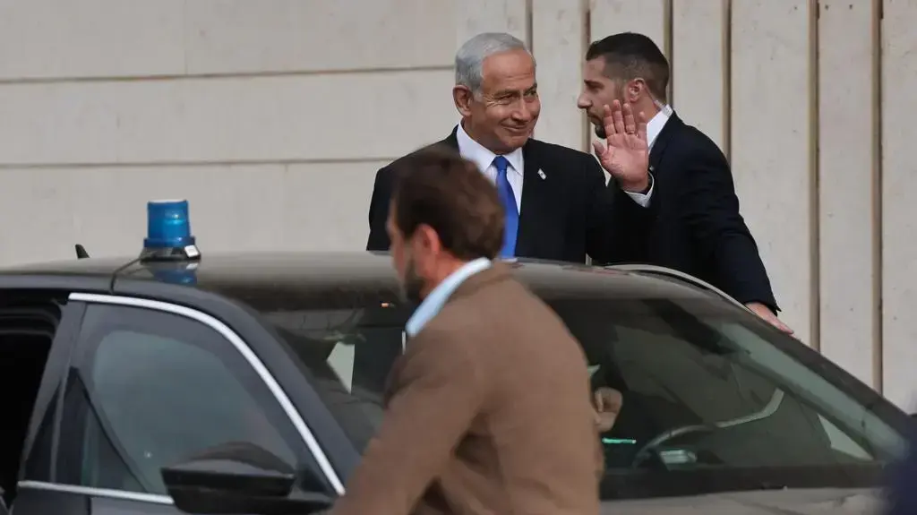 בנימין נתניהו ביציאה מפגישת מו"מ להרכבת ממשלה, מלון לאונרדו ירושלים, 30 בנובמבר 2022