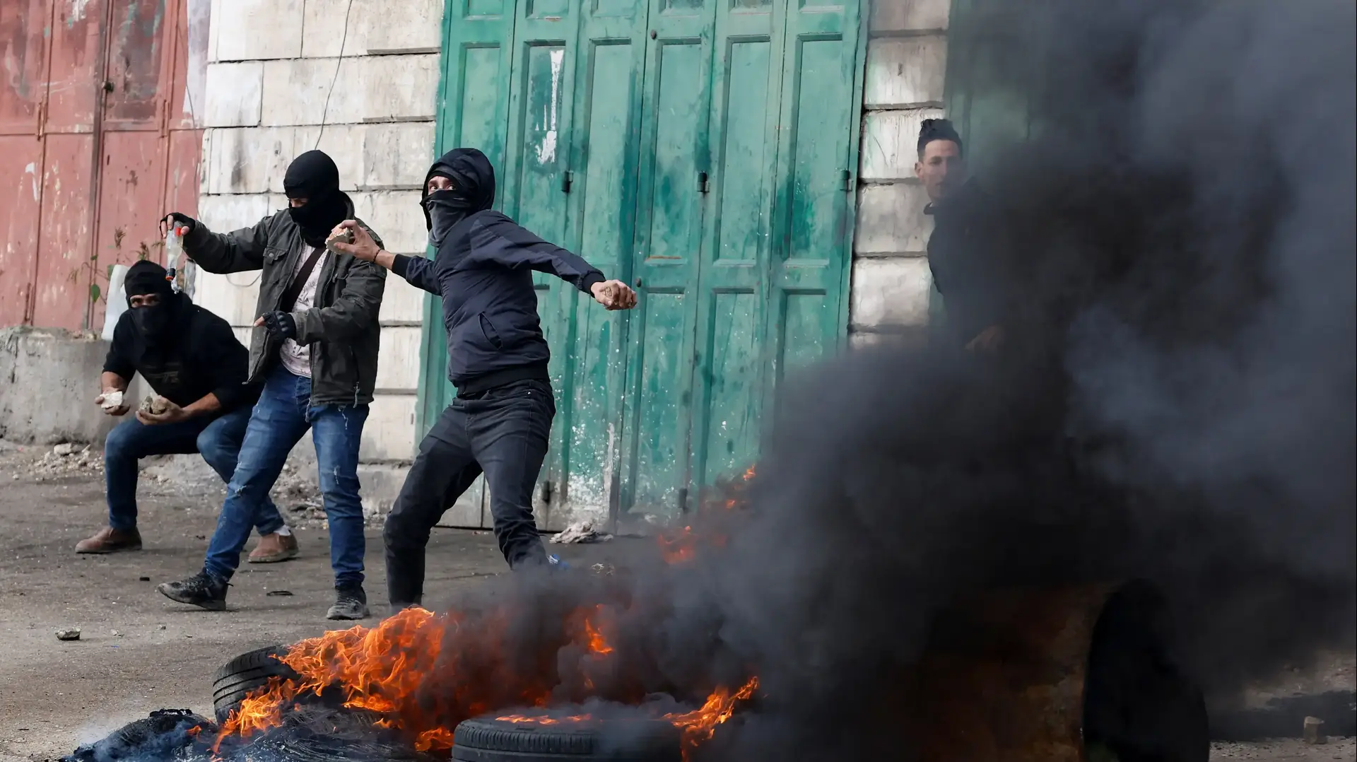 פלסטינים משליכים אבנים לעבר כוחות צה"ל באזור חברון, 29 בנובמבר 2022