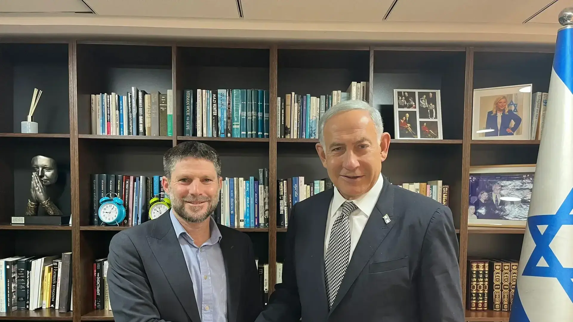 נתניהו, וסמוטריץ לאחר הסכם שנחתם 1 בדצמבר 2022
נתניהו, וסמוטריץ לאחר הסכם שנחתם 1 בדצמבר 2022