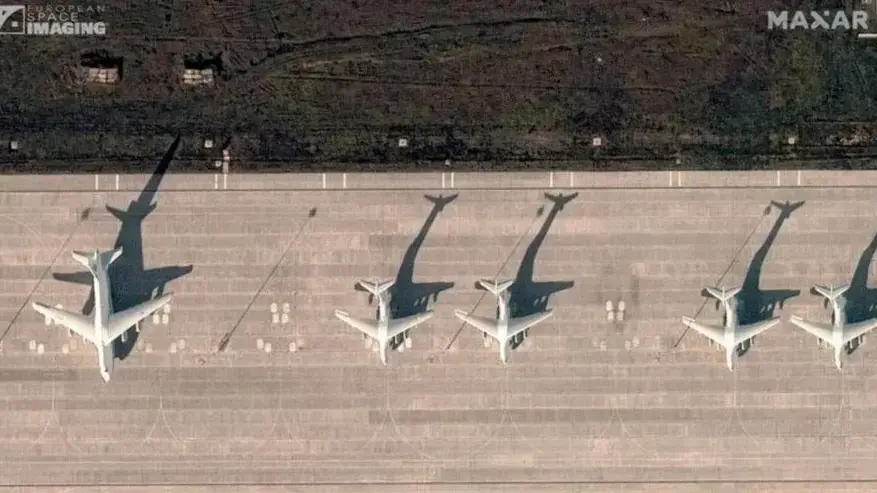 מפציצים רוסיםTu-95 and Tu-160  בבסיס חיל האויר אנגלס במערב רוסיה