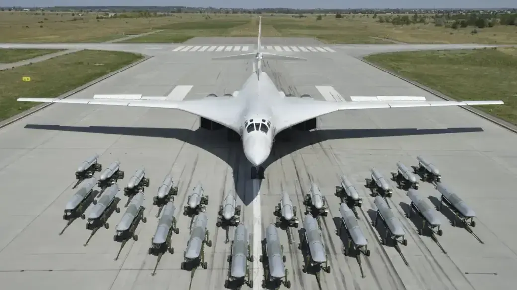 מפציץ Tu-160 רוסי בבסיס חיל האוויר אנגלס במערב רוסיה