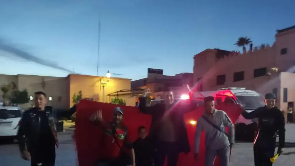 אנשים חוגגים בכיכר המרכזית במרקש את הניצחון על ספרד במונדיאל, 6 בדצמבר 2022 אנשים חוגגים בכיכר המרכזית במרקש את הניצחון על ספרד במונדיאל, 6 בדצמבר 2022
