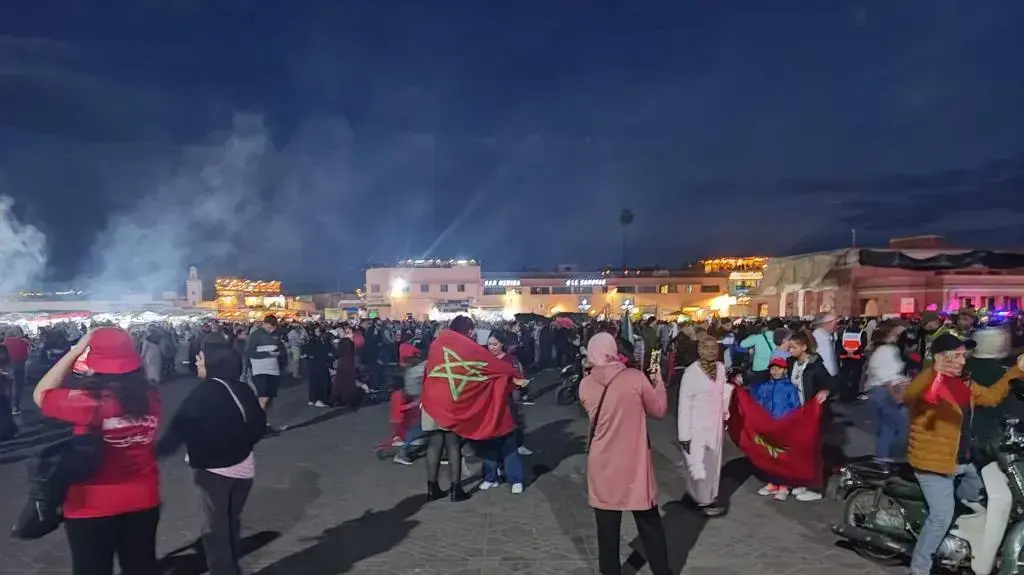 אנשים חוגגים בכיכר המרכזית במרקש את הניצחון על ספרד במונדיאל, 6 בדצמבר 2022 אנשים חוגגים בכיכר המרכזית במרקש את הניצחון על ספרד במונדיאל, 6 בדצמבר 2022