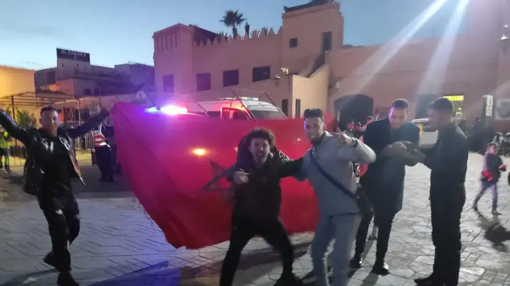 אנשים חוגגים בכיכר המרכזית במרקש את הניצחון על ספרד במונדיאל, 6 בדצמבר 2022 אנשים חוגגים בכיכר המרכזית במרקש את הניצחון על ספרד במונדיאל, 6 בדצמבר 2022