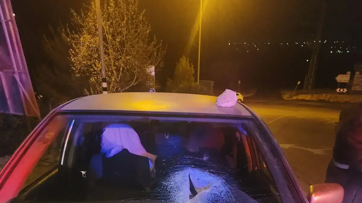 צעיר בן 19 נפצע קל ביידוי אבנים לעבר רכב בכביש 556 סמוך ליישוב כרמל בדרום הר חברון. 6 בדצמבר 2022