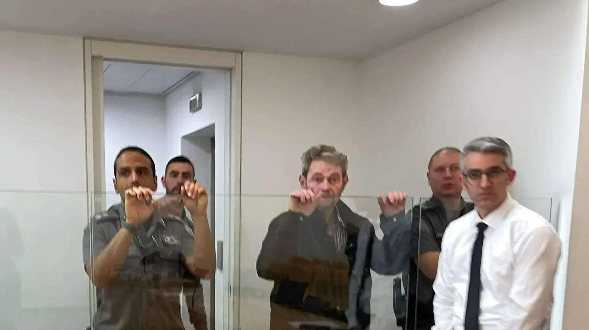 העציר הנמלט משה שובל ולצידו עורך הדין אברהם סופר מהסנגוריה הציבורית 07 בדצמבר 2022 העציר הנמלט משה שובל ולצידו עורך הדין אברהם סופר מהסנגוריה הציבורית 07 בדצמבר 2022