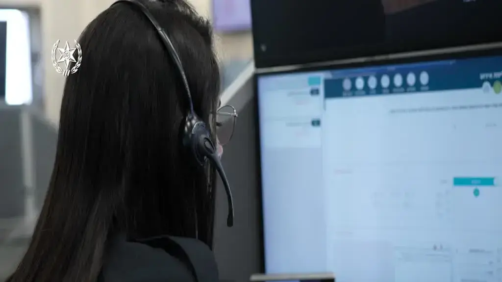 אישה במצוקה מבקשת להזמין פיצה במוקד 100, דוברות המשטרה.mp4