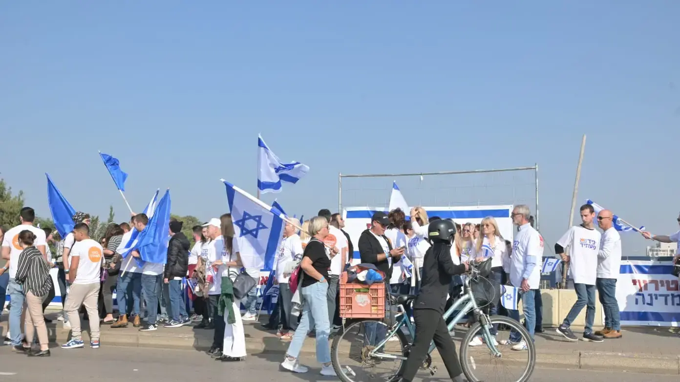 הפגת הדגלים השחורים בגשר קק"ל בתל אביב. 9 בדצמבר 2022 הפגת הדגלים השחורים בגשר קק"ל בתל אביב. 9 בדצמבר 2022