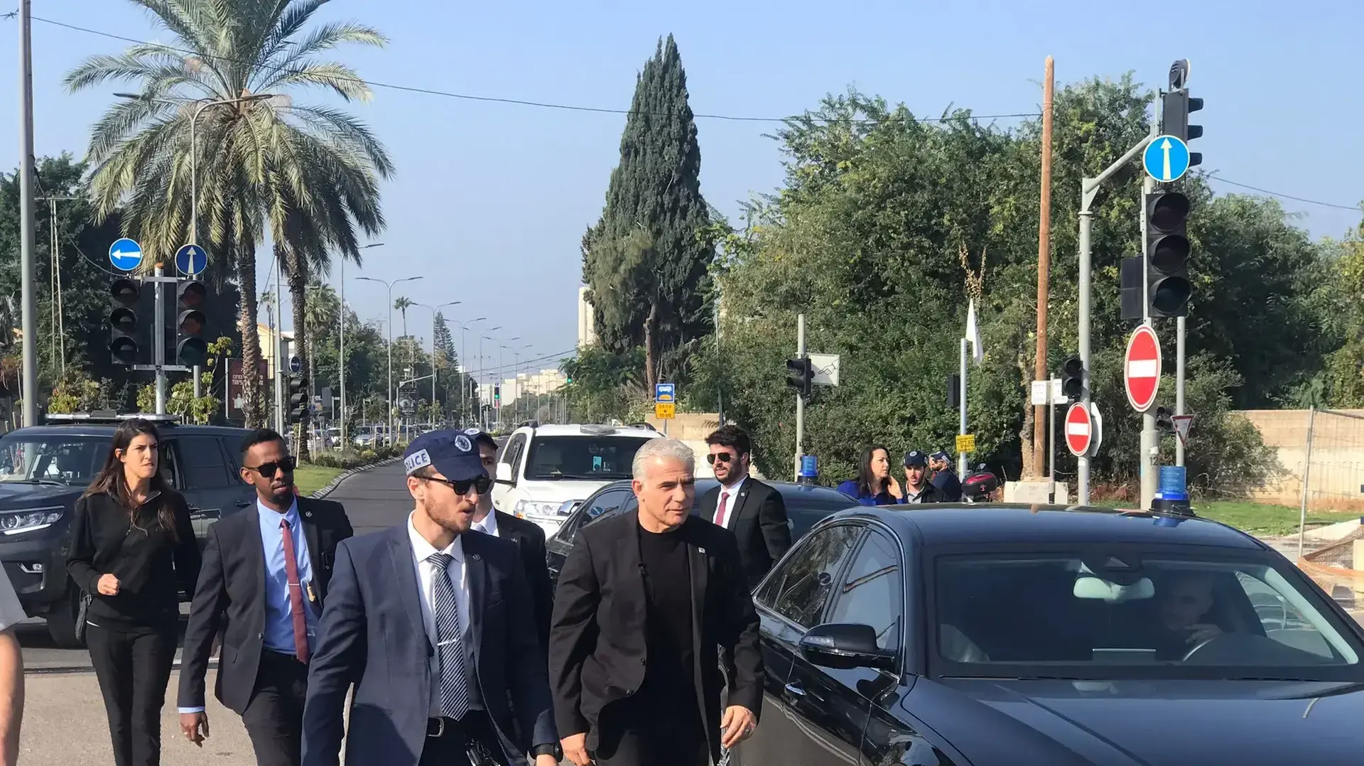 ראש הממשלה יאיר לפיד בהפגנת הדגלים השחורים בגשר קק"ל. 9 בדצמבר 2022 ראש הממשלה יאיר לפיד בהפגנת הדגלים השחורים בגשר קק"ל. 9 בדצמבר 2022