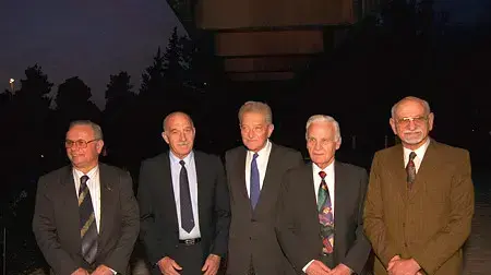 תמונת מ1994- 45 שנה לקורס הטייס הראשון. 4 הבוגרים עם הנשיא עזר וייצמן. שפירא שני מימין תמונת מ1994- 45 שנה לקורס הטייס הראשון. 4 הבוגרים עם הנשיא עזר וייצמן. שפירא שני מימין