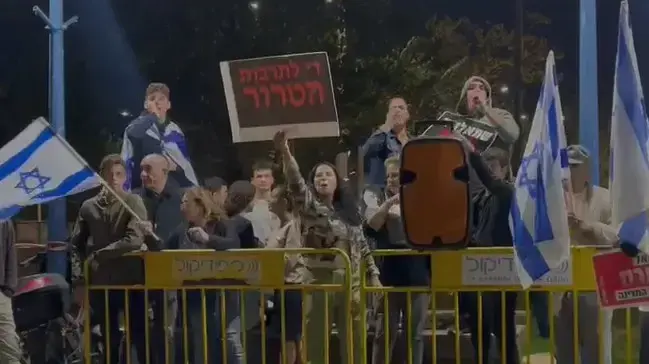 מפגינים נגד הקרנת הסרט התיעודי "H2: מעבדת השליטה" בפרדס חנה-כרכור, 10 בדצמבר 2022 מפגינים נגד הקרנת הסרט התיעודי "H2: מעבדת השליטה" בפרדס חנה-כרכור, 10 בדצמבר 2022
