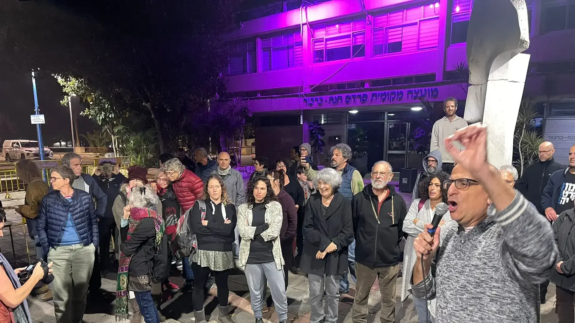 הקרנה מחאתית של הסרט "H2: מעבדת השליטה" ברחבת בניין מועצת פרדס חנה כרכור, 10 בדצמבר 2022