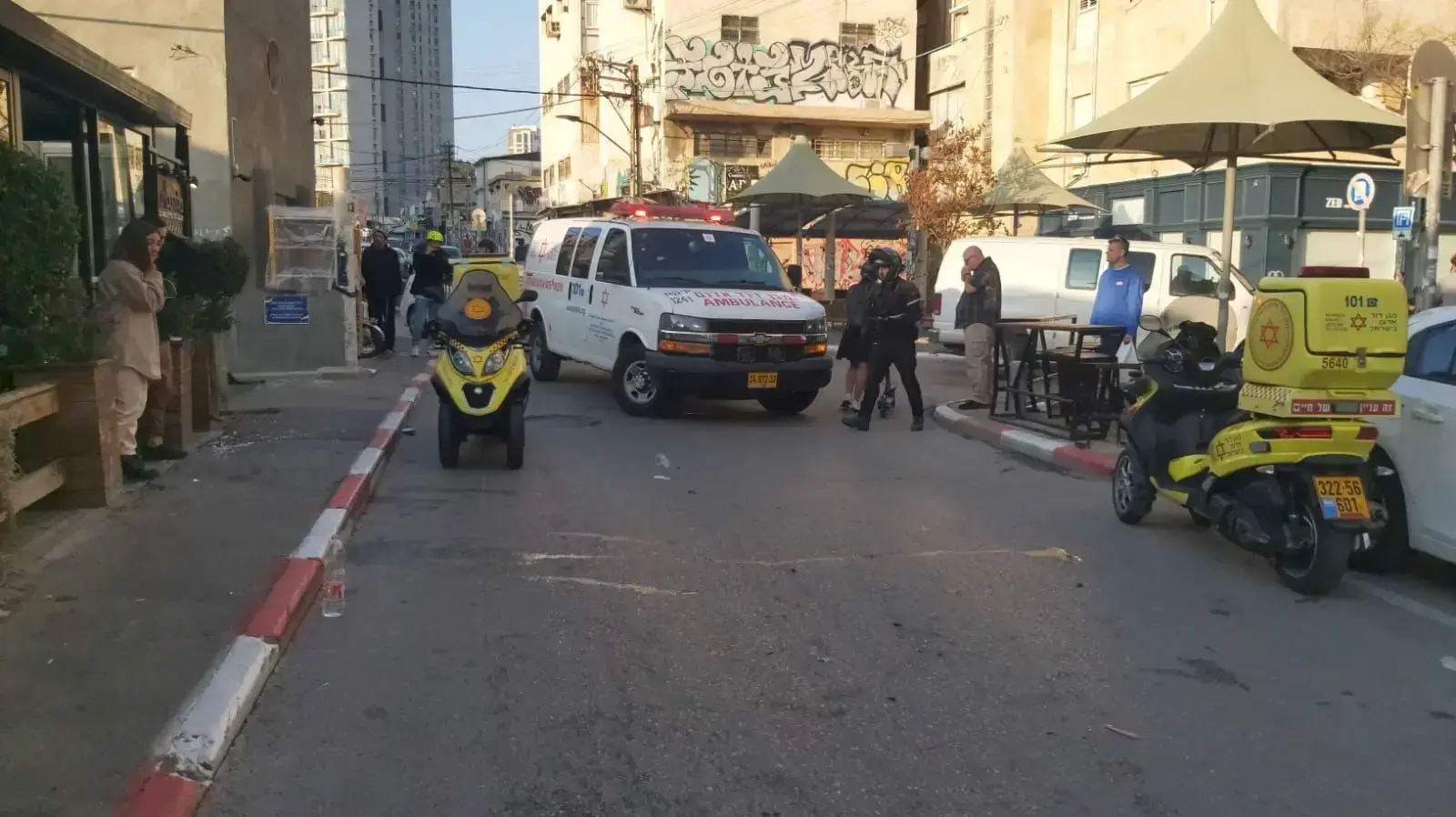 זירת האירוע שבו נפגע רוכב אופנוע באורח בינוני, חשד לפיגוע, תל אביב