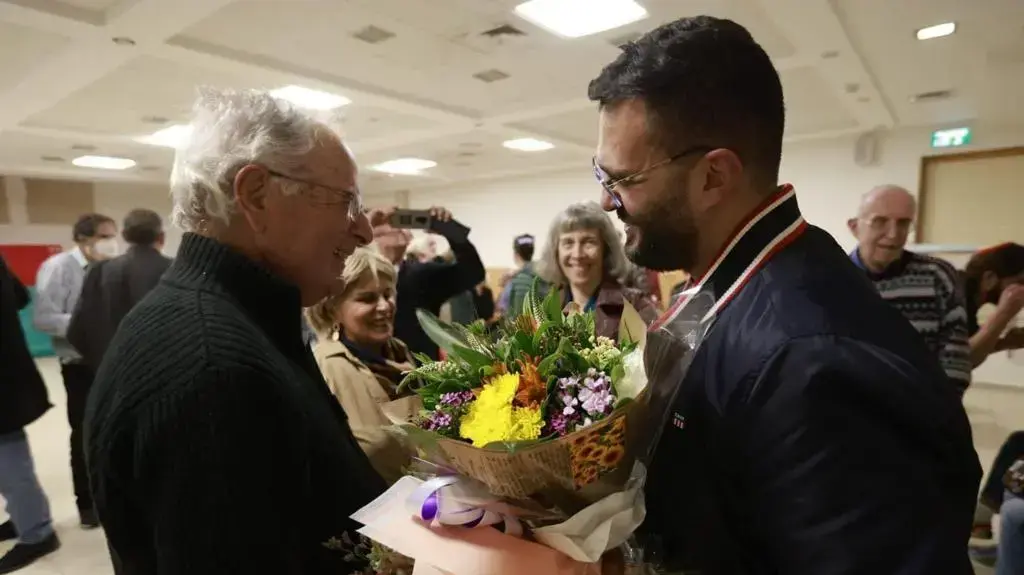 ד"ר אחמד מחאג'נה, רופא בבית החולים הדסה עין כרם, שהושעה מתפקידו בטענה שנתן ממתקים למחבל פלסטיני שאושפז בבית החולים. ד"ר אחמד מחאג'נה, רופא בבית החולים הדסה עין כרם, שהושעה מתפקידו בטענה שנתן ממתקים למחבל פלסטיני שאושפז בבית החולים.