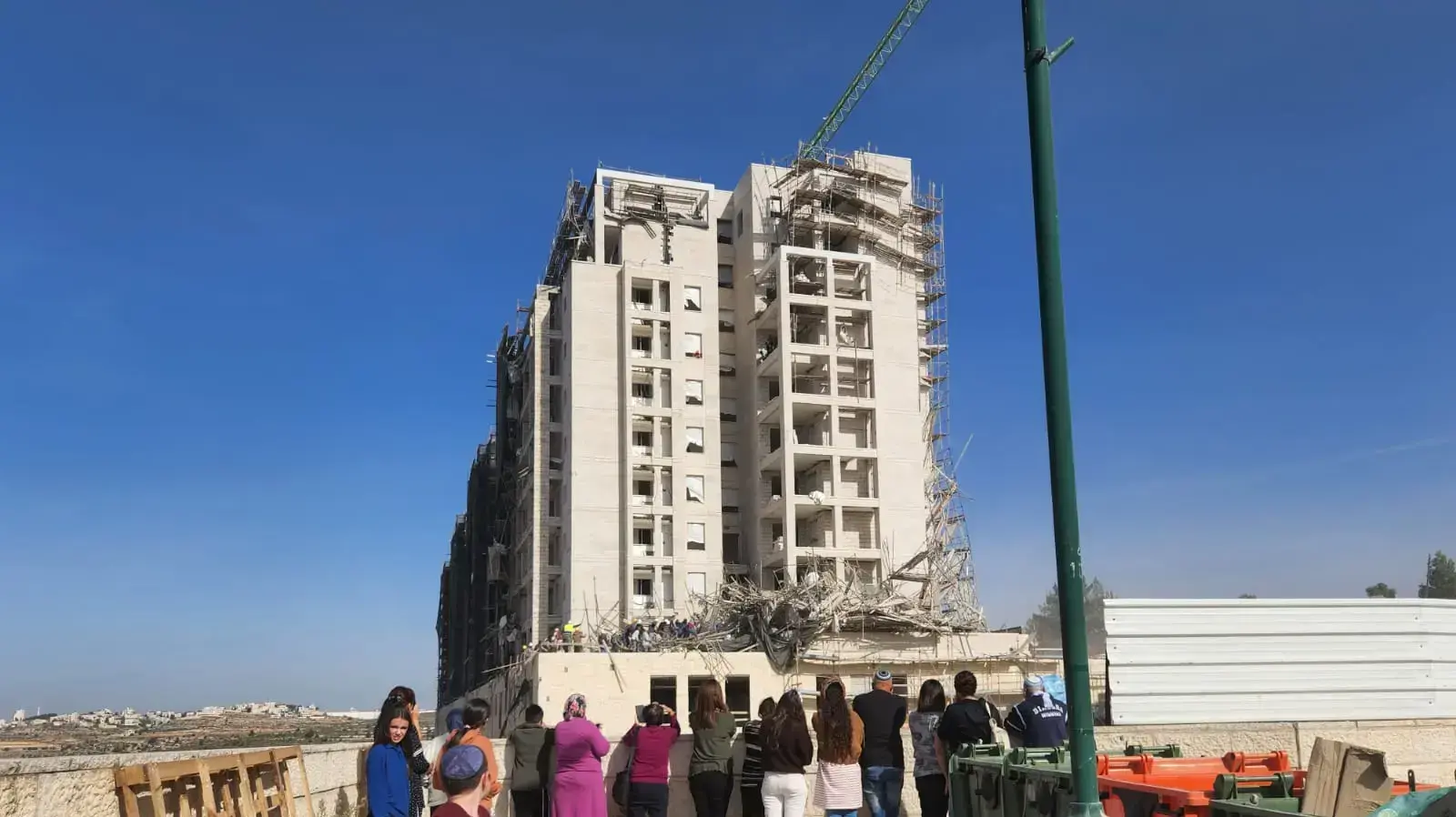 פיגומים קרסו בבניין בגבעת זאב פיגומים קרסו בבניין בגבעת זאב