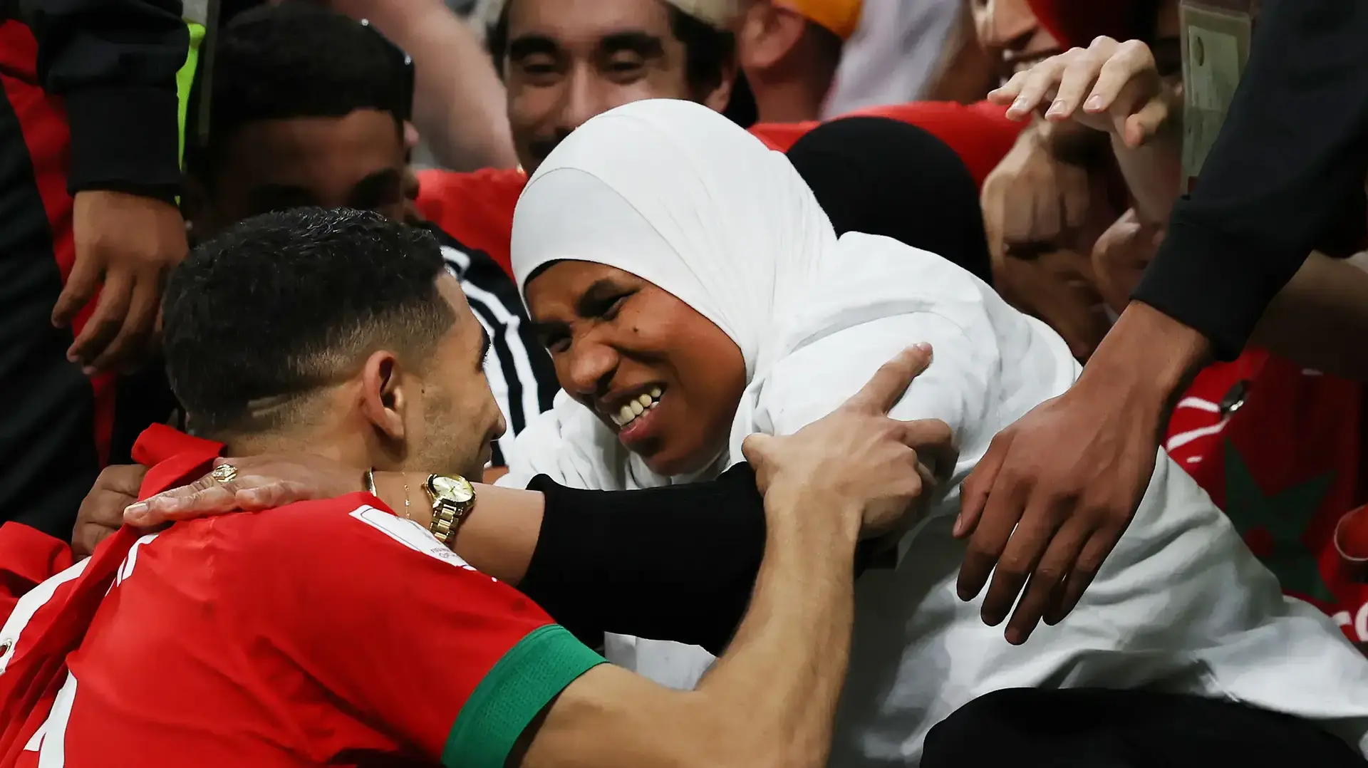 שחקן נבחרת מרוקו אשרף חכימי מחבק את אמו שביציע בקטאר שחקן נבחרת מרוקו אשרף חכימי מחבק את אמו שביציע בקטאר