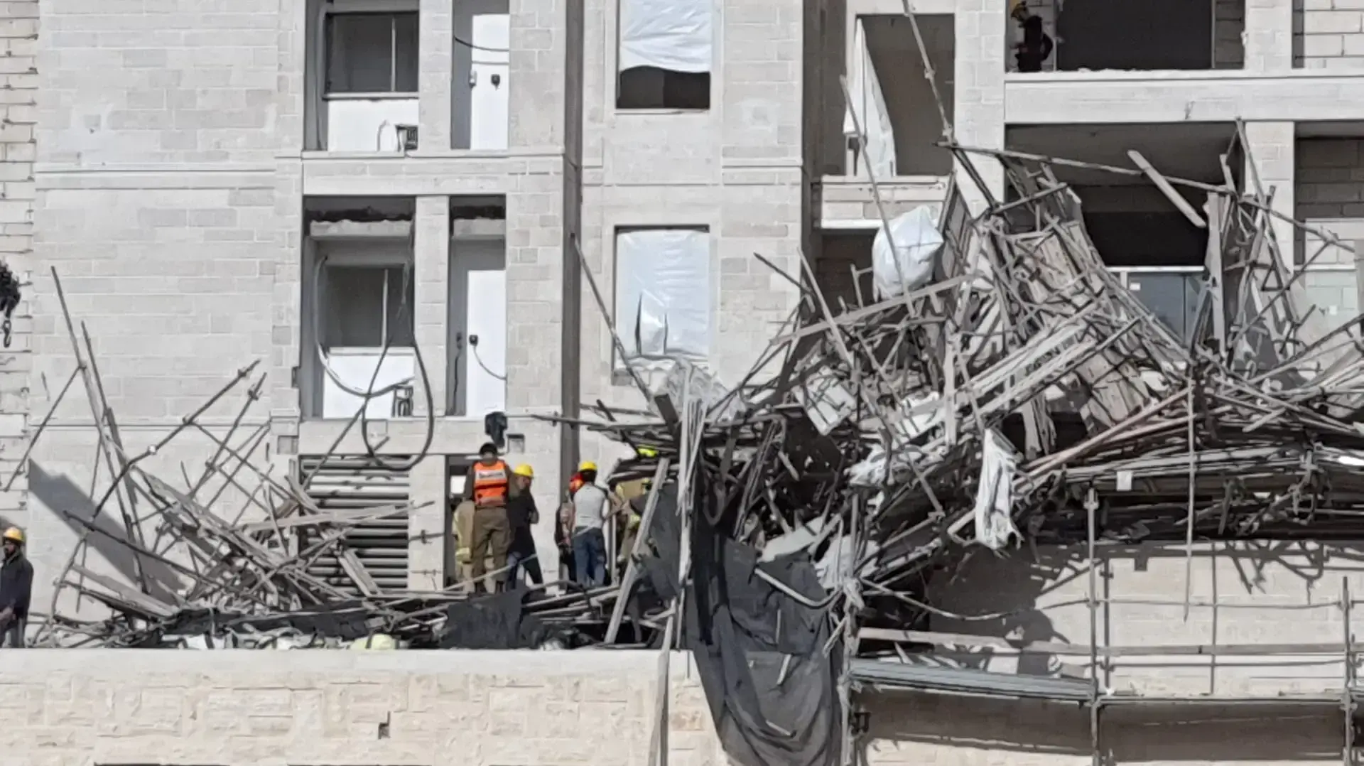 פיגום של 12 קומות קרס באתר בנייה בגבעת זאב: אדם אחד נהרג ו-4 נוספים נפצעו