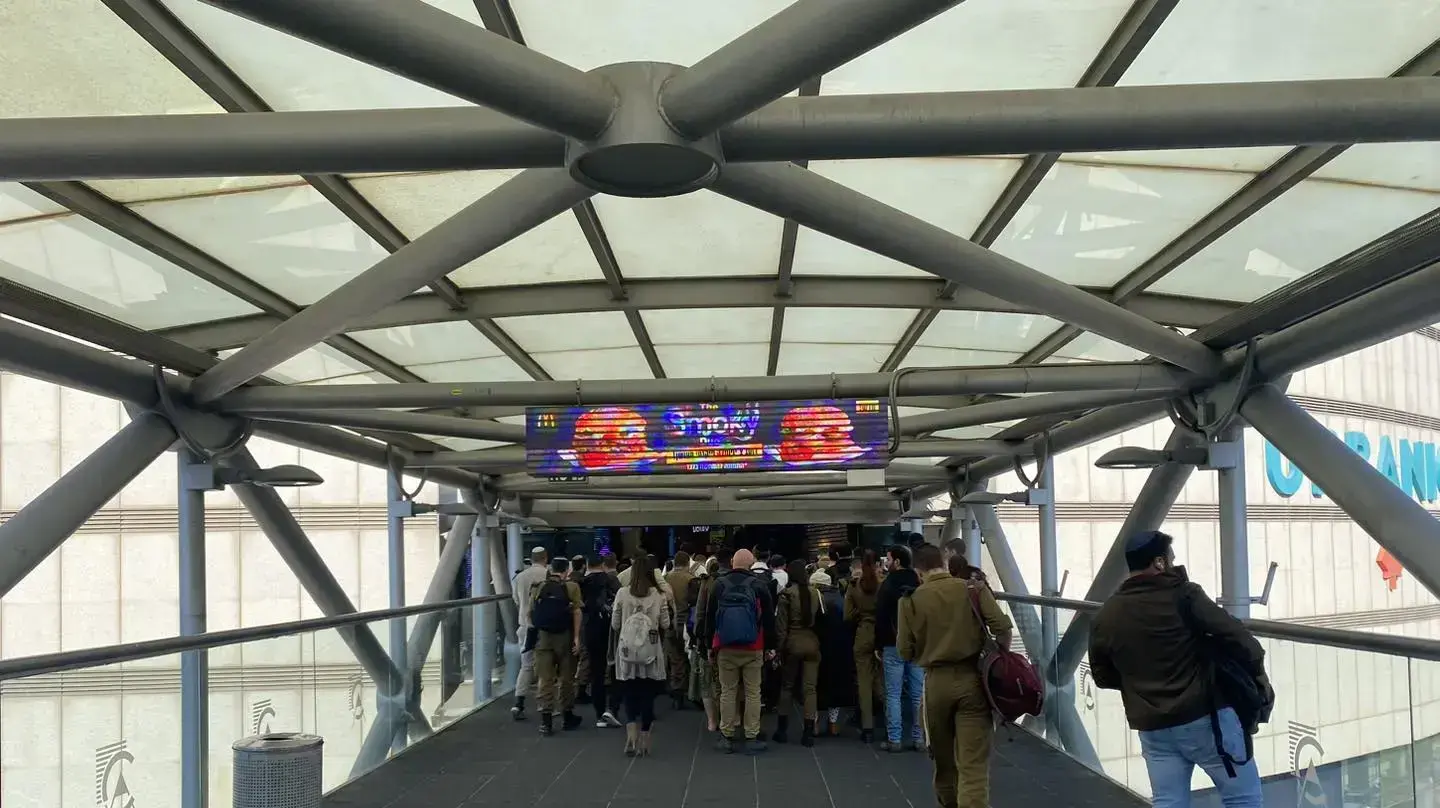 תור בכניסה לתחנת רכבת השלום בתל אביב תור בכניסה לתחנת רכבת השלום בתל אביב