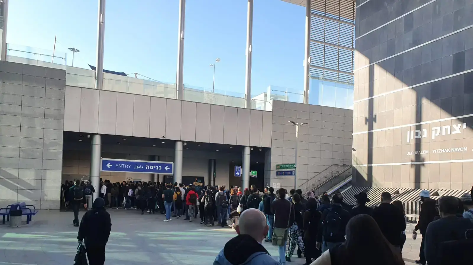 תור בכניסה לתחנת נבון בירושלים תור בכניסה לתחנת נבון בירושלים