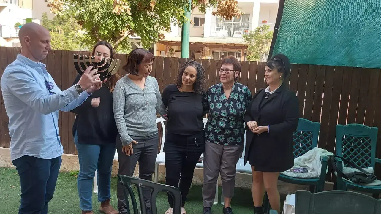 אביבה רענן ומשפחתה ומשפחתו של בנימין גורן שקיבלו תרומת קרנית בפגישה עם משפחתו של החייל עידו ברוך ז"ל אביבה רענן ומשפחתה ומשפחתו של בנימין גורן שקיבלו תרומת קרנית בפגישה עם משפחתו של החייל עידו ברוך ז"ל