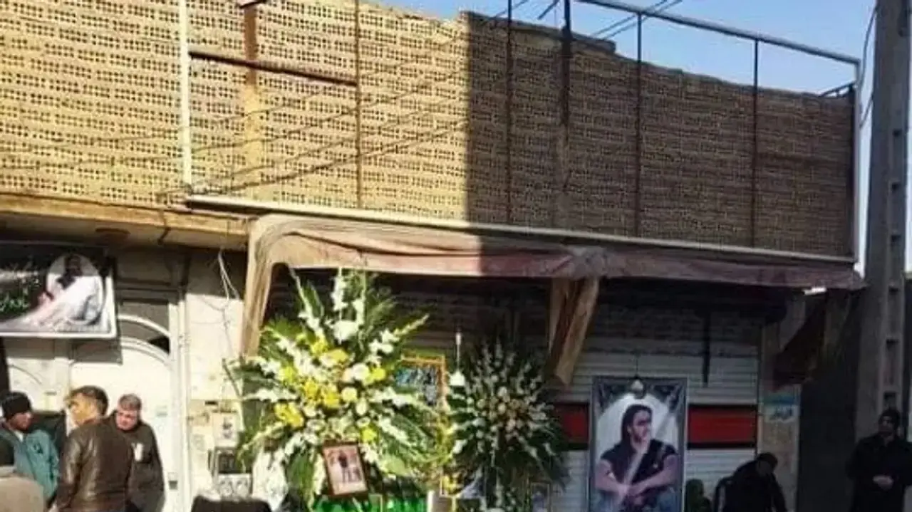 מחוץ לביתו של מג'יד רזה ראנאבארד, לאחר מותו, משהד, איראן מחוץ לביתו של מג'יד רזה ראנאבארד, לאחר מותו, משהד, איראן