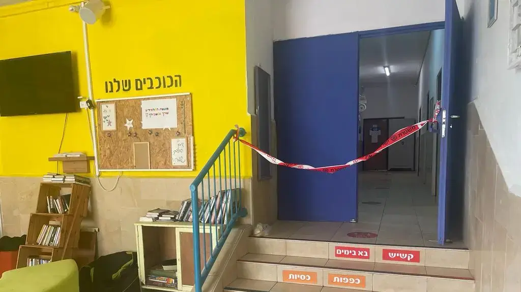 בן 16 נדקר בתיכון ברחובות, מצבו קשה; המשטרה נעצרו חשודים
13.12.22 בן 16 נדקר בתיכון ברחובות, מצבו קשה; המשטרה נעצרו חשודים
13.12.22