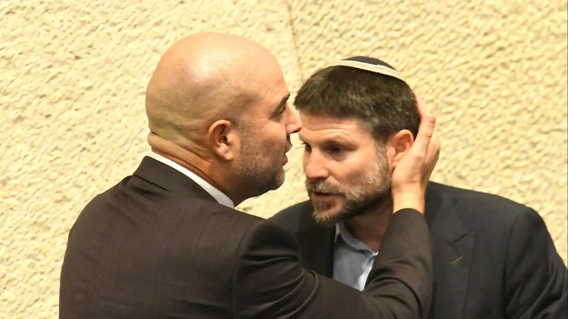 אמיר אוחנה ובצלאל סמוטריץ' במהלך ההצבעה לבחירת יו"ר הכנסת. 13 בדצמבר 2022
