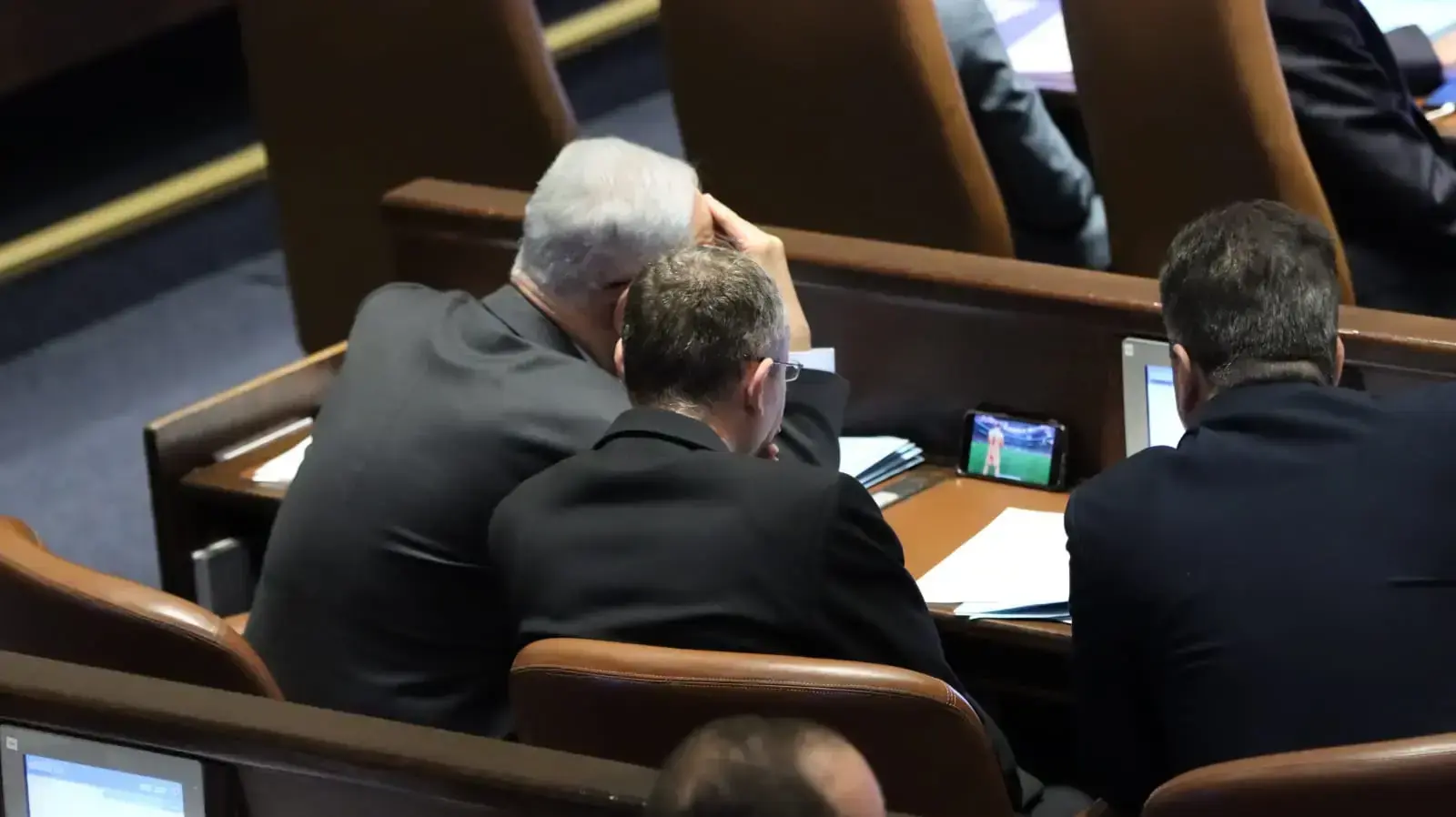 נתניהו ויריב לוין צופים במונדיאל בזמן ההצבעות במליאה. 13 בדצמבר 2022 נתניהו ויריב לוין צופים במונדיאל בזמן ההצבעות במליאה. 13 בדצמבר 2022