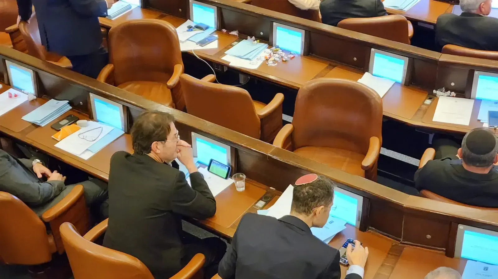 בועז ביסמוט צופה במונדיאל בזמן ההצבעות במליאה. 13 בדצמבר 2022 בועז ביסמוט צופה במונדיאל בזמן ההצבעות במליאה. 13 בדצמבר 2022