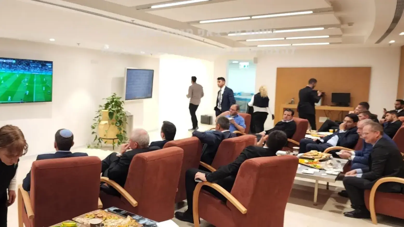 חברי הכנסת צופים במונדיאל מאחורי המליאה, 13 בדצמבר 2022 חברי הכנסת צופים במונדיאל מאחורי המליאה, 13 בדצמבר 2022