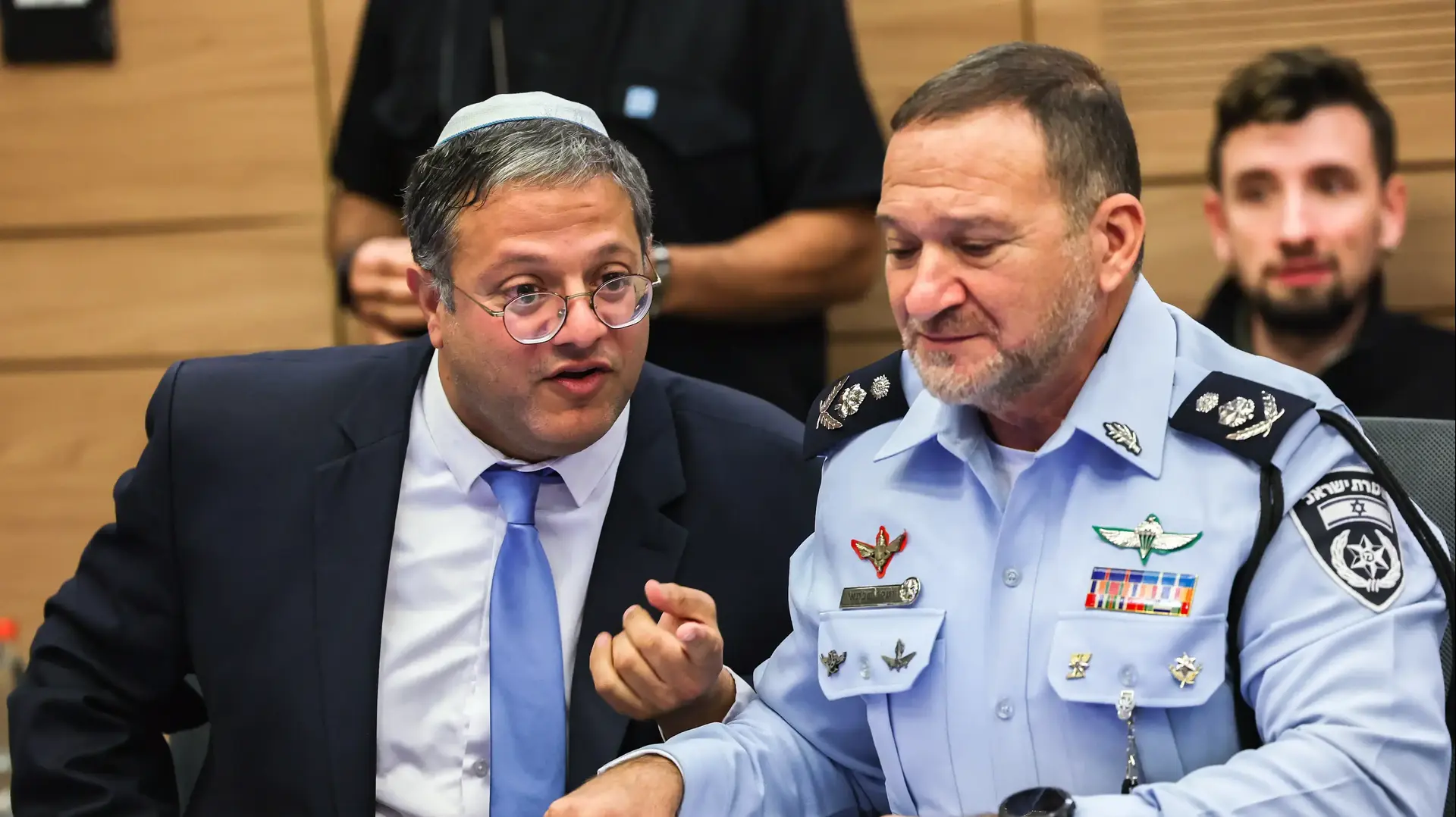 לקראת הדיון בהצעת חוק "בן גביר" להכפפת המשטרה למדיניות השר, מפכ"ל המשטרה קובי שבתאי ואיתמר בן גביר, אולם ועדת הפנים. 14 בדצמבר 2022