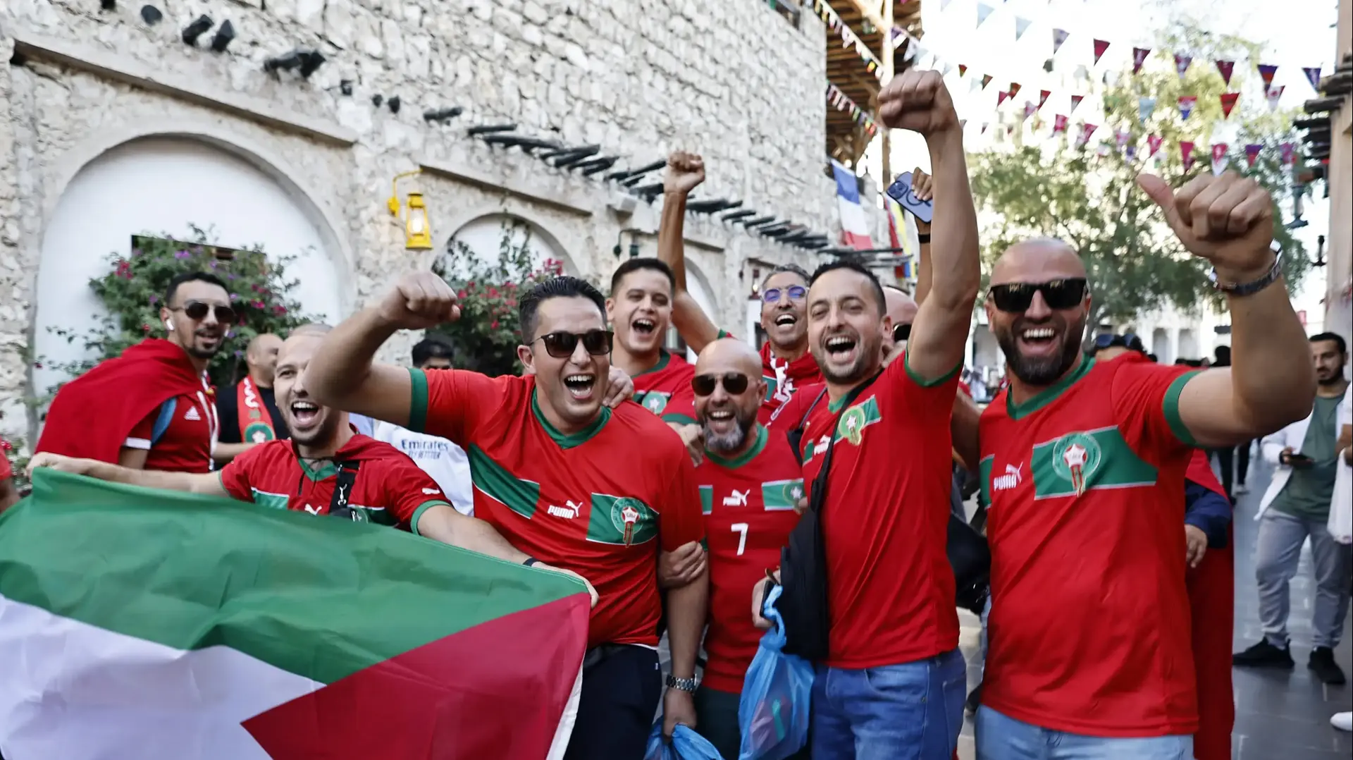 אוהדי מרוקו בהכנות אחרונות לקראת משחק חצי הגמר נגד צרפת 14 בדצמבר 2022 