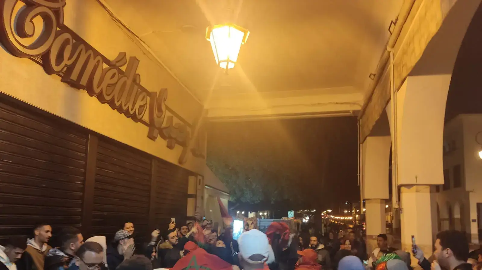 אוהדי מרוקו חוגגים ברבאט אחרי חצי הגמר, 14 בדצמבר 2022