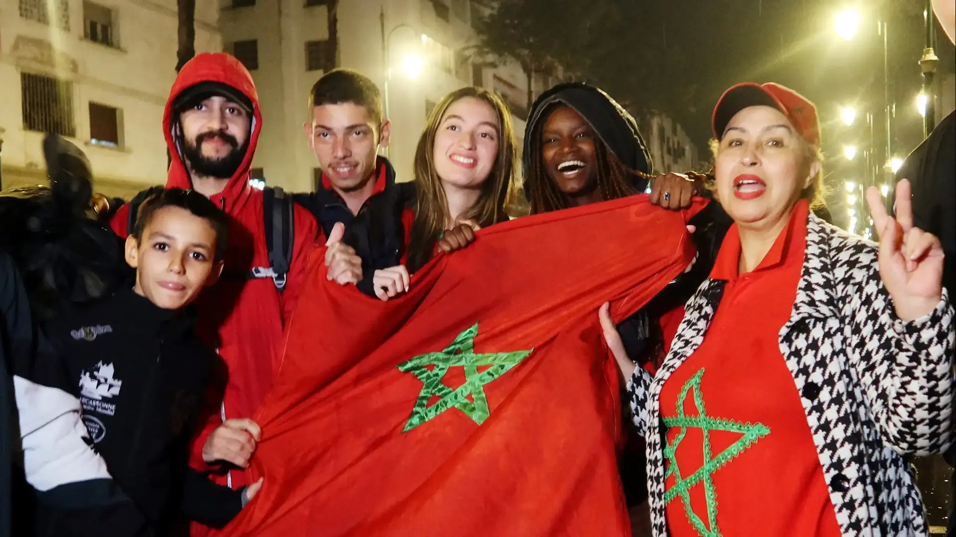 אוהדים ברבאט בזמן המשחק של מרוקו נגד צרפת בחצי גמר המונדיאל, 14 בדצמבר 2022 אוהדים ברבאט בזמן המשחק של מרוקו נגד צרפת בחצי גמר המונדיאל, 14 בדצמבר 2022
