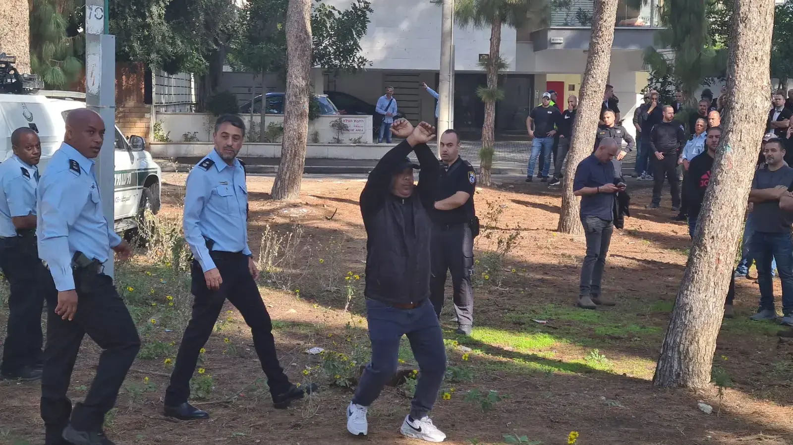 הוריו של סלומון טקה בעת ביקורו של זאיד פלח, השופט במשפטו של השוטר שירה בסלומון טקה בזירת האירוע, קרית חיים, 15 בדצמבר 2022 הוריו של סלומון טקה בעת ביקורו של זאיד פלח, השופט במשפטו של השוטר שירה בסלומון טקה בזירת האירוע, קרית חיים, 15 בדצמבר 2022