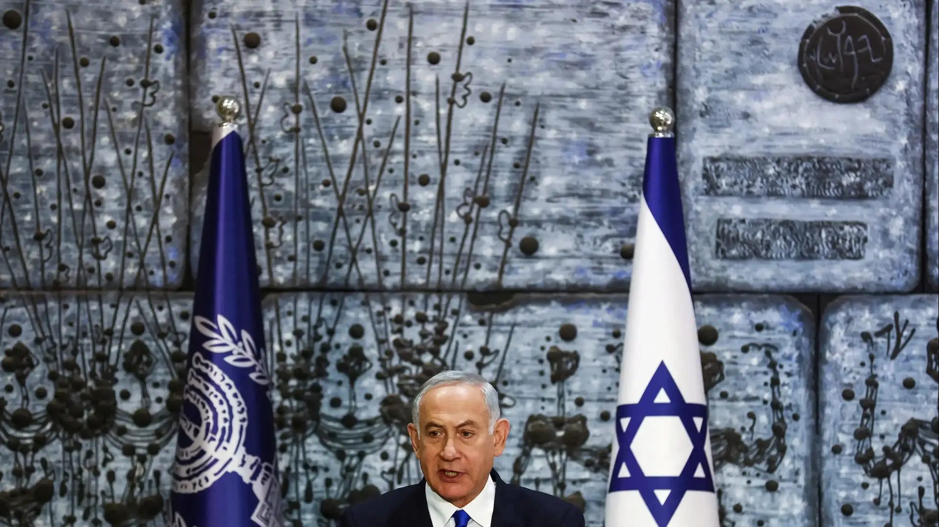בנימין נתניהו נושא דברים בבית הנשיא אחרי שקיבל מנדט להרכיב ממשלה, 13 בנובמבר 2022 בנימין נתניהו נושא דברים בבית הנשיא אחרי שקיבל מנדט להרכיב ממשלה, 13 בנובמבר 2022