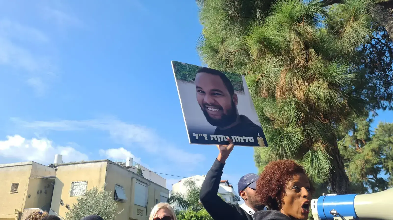 מחאה בזמן ביקורו של זאיד פלח, השופט במשפטו של השוטר שירה בסלומון טקה בזירת האירוע, קרית חיים, 15 בדצמבר 2022
